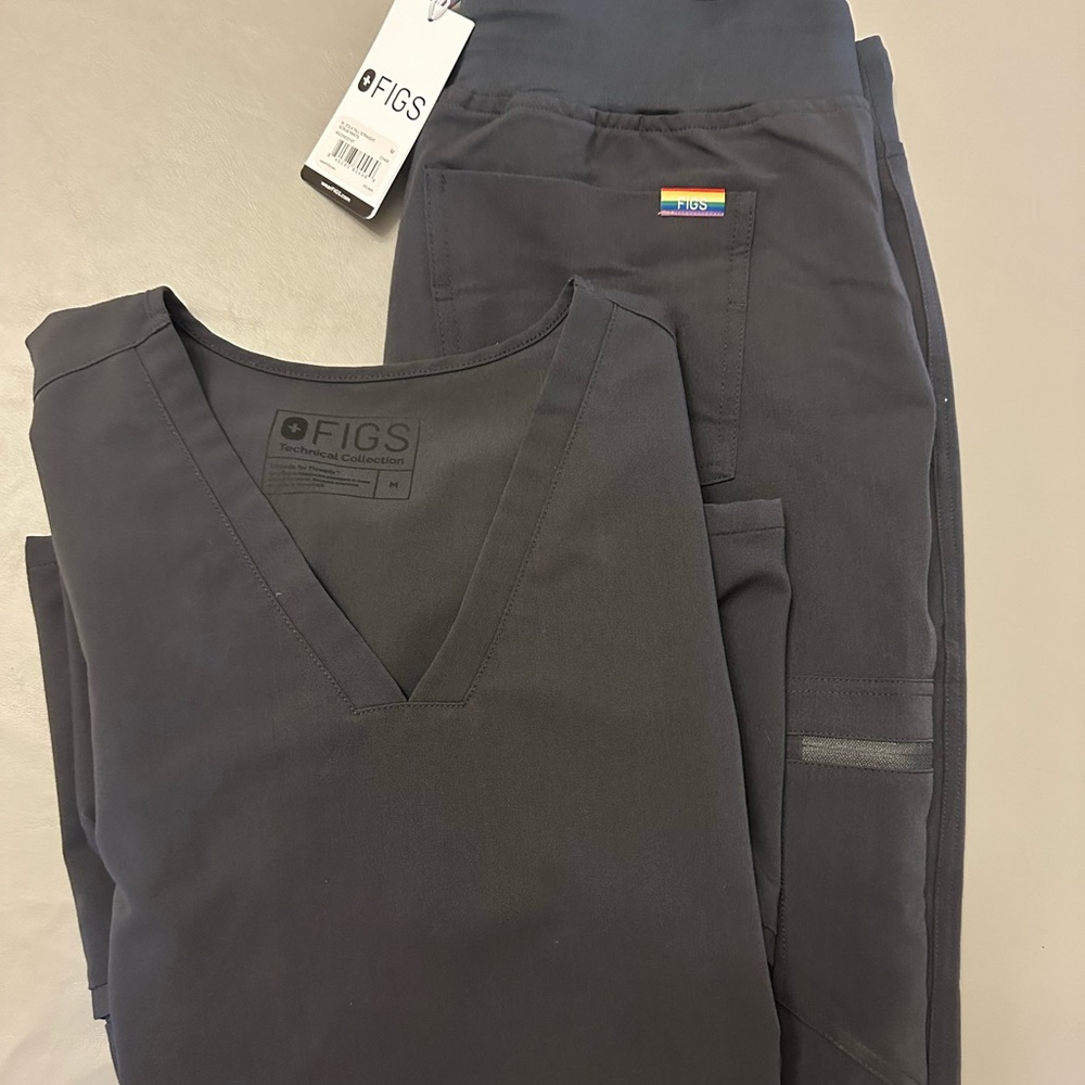 Figs charcoal medium scrub set. *Pants new with tags*